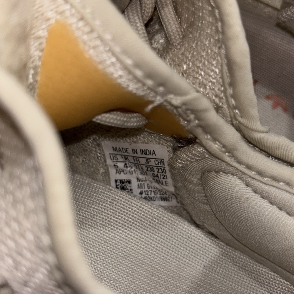 Yeezys V2 - Picture 3 of 5